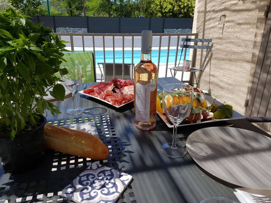 Terrasse sous les canisses avec vue piscine