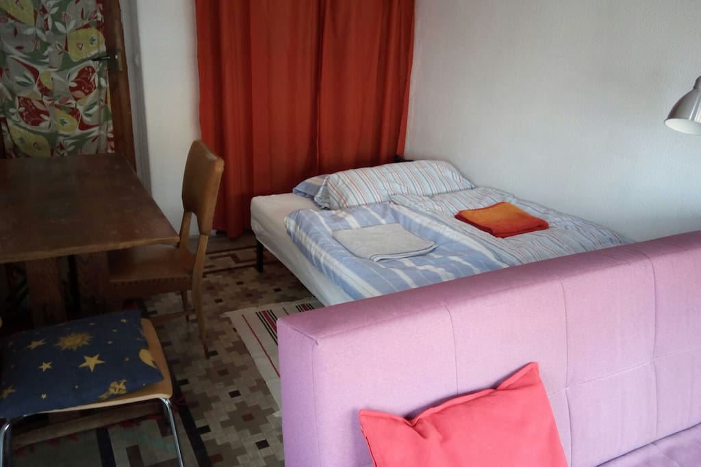 Helles Gästezimmer mit Schlafsofa und Doppelbett -
Sunny room with sofa bed, double bed and nice views (sunshine in the morning)