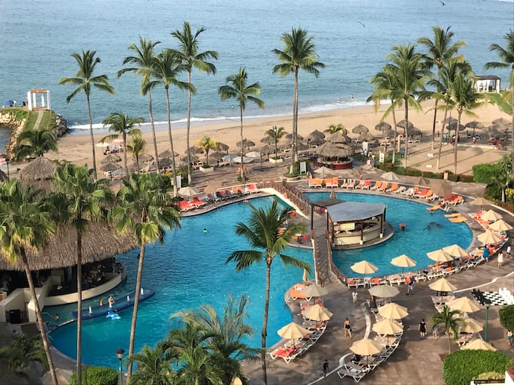 Beachfront Condo With Stunning Views!