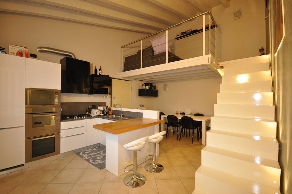 cucina e soppalco con divano letto