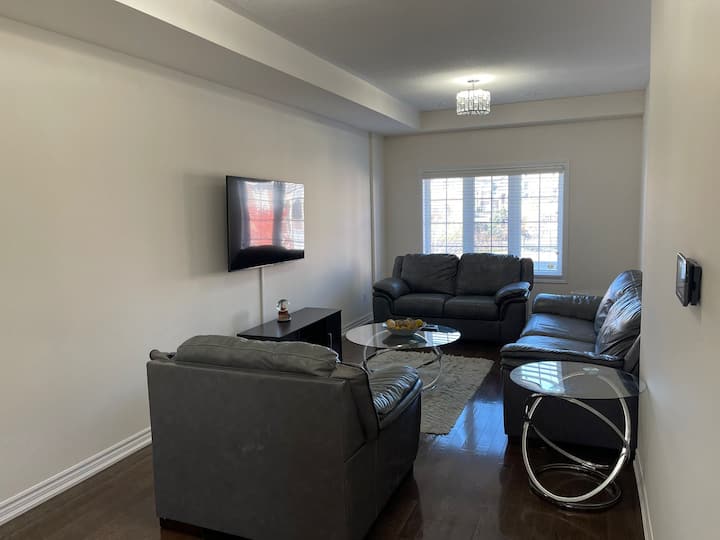 Peaceful 4-bedrooms Town House + Free Parking - Brampton