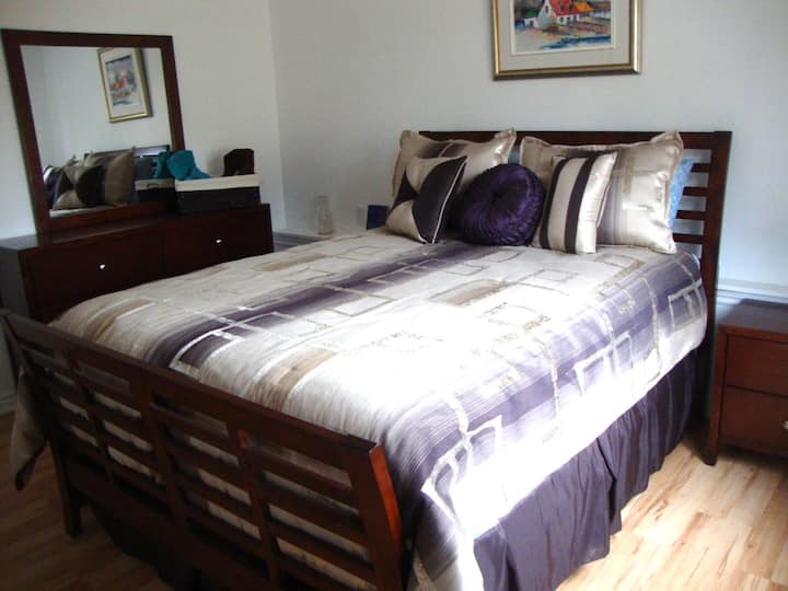 O quarto principal com um colchão queen size de alta qualidade.
