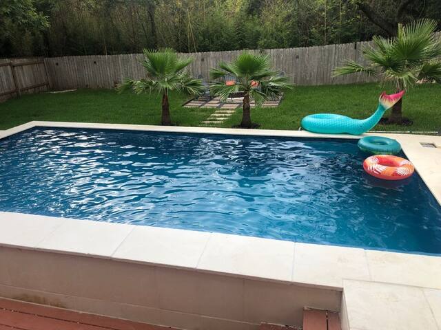 Private Domain house with backyard Oasis gallery image 5