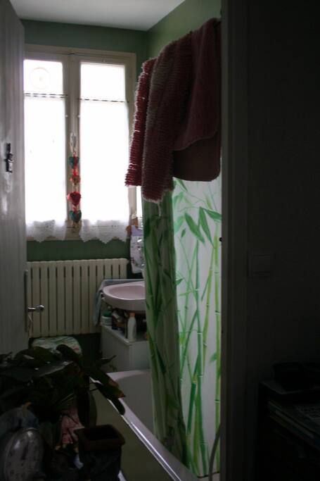 la salle de bain avec baignoire