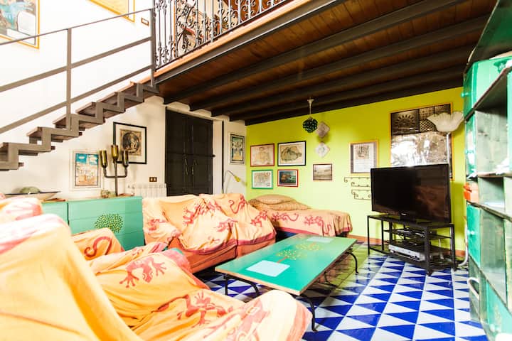 客厅配备电视、柴火炉和躺椅