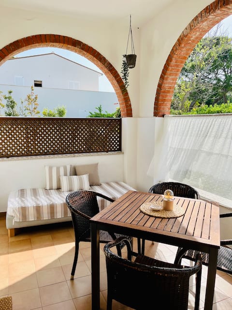 Annuncio Airbnb popolare: Lovely studio apartment on the sea (No. 3). a Campo Nell'elba
