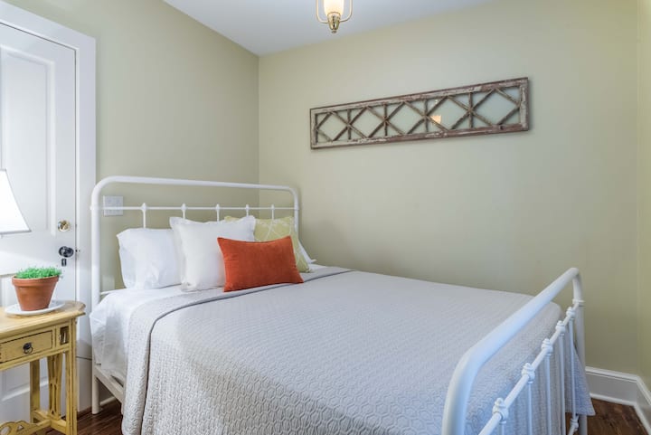 Spavaća soba s bračnim krevetom.