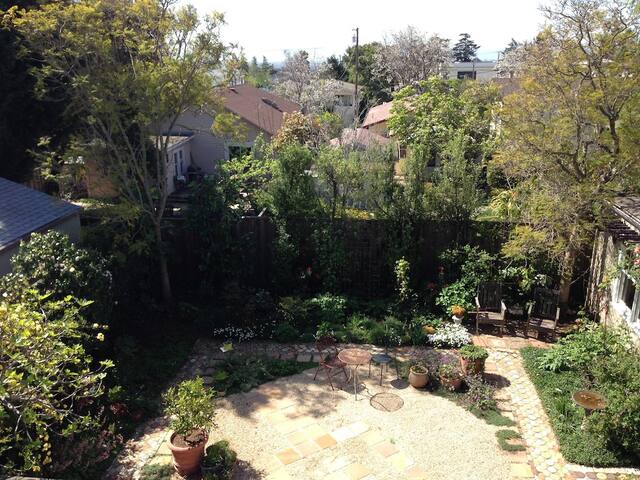 Beautiful sunny craftsman + English garden gallery image 5