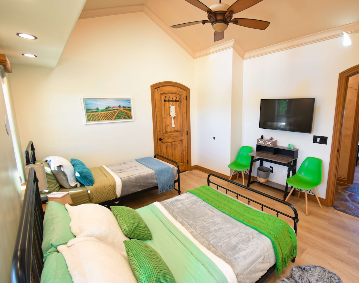 Სტუმრებისთვის განკუთვნილი წინა ოთახი სრული და ორადგილიანი საწოლებით, სამუშაო მაგიდით და ტელევიზორით