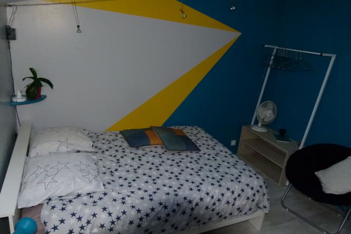 Quarto independente em piso privativo com vaso sanitário e banheiro