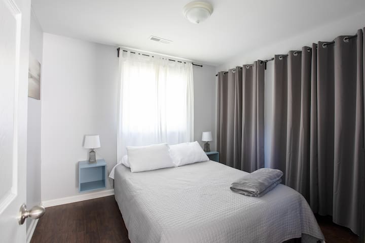 Modern 1 BDR Between Downtown and the Beach