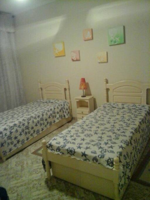 Quarto de solteiro com 2 bicamas