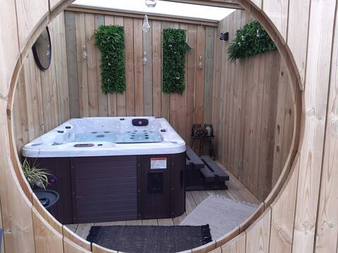 Detached house with private Jacuzzi
