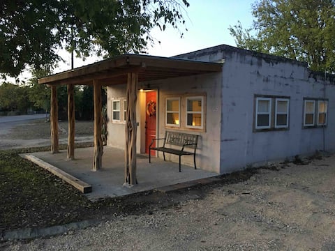 Charming Tiny Home & Hot Tub, Medina