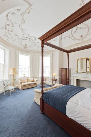 The King Suite-Historic City Centre Apartment gallery image 3