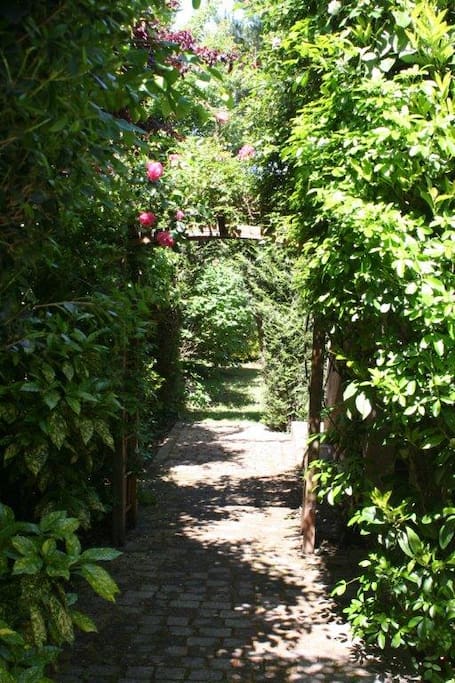 Entrée ombragée et bucolique