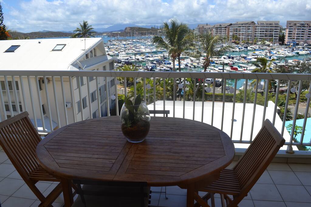 la terrasse et table à manger extérieure