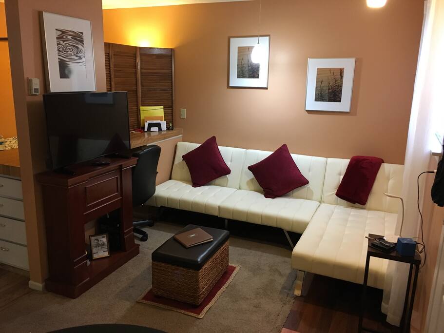 Cozy Small  Studio Near KU and Downtown Jayhawks 