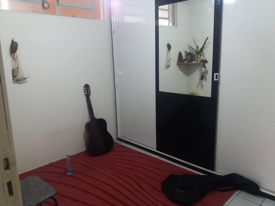 Esse quarto está sem cama mas quando tem hóspede, ponho colchão.