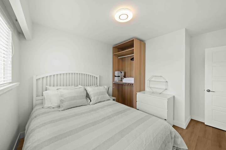 Третата спалня е универсално помещение, проектирано със стил и комфорт. Той предлага спокойно място за отдих, осигуряващо гъвкавост и функционалност в привлекателна атмосфера.