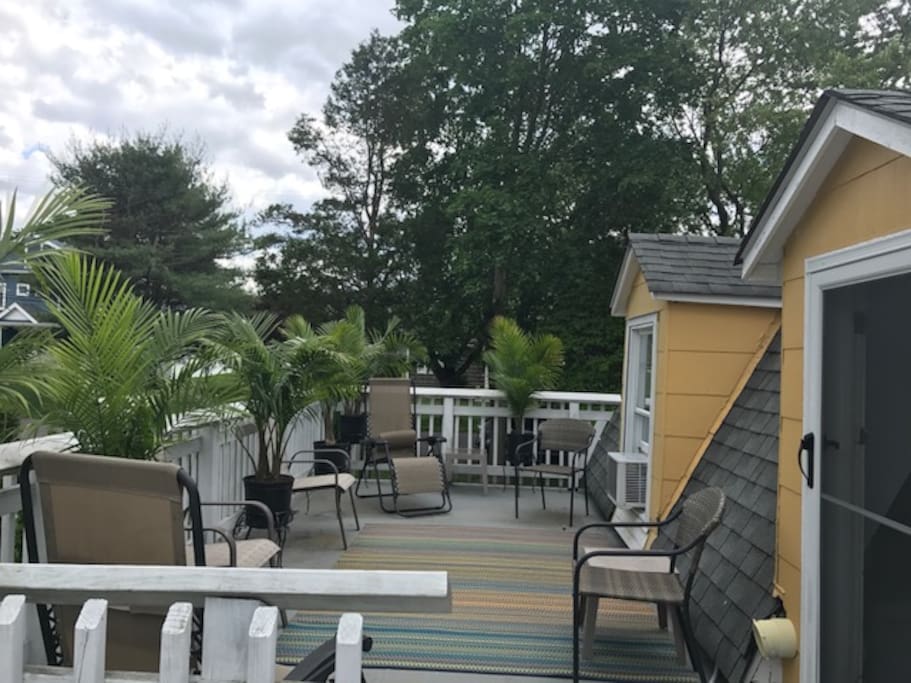 Upper deck for sunbathing or R&R