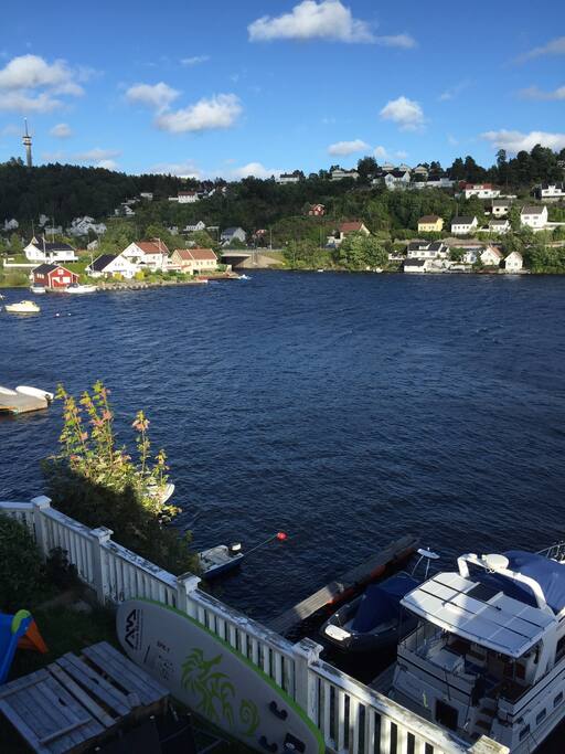 Liten brygge og båt