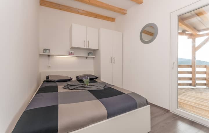 ห้องนอนลานระเบียง