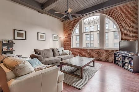 Downtown Loft Central To Everything