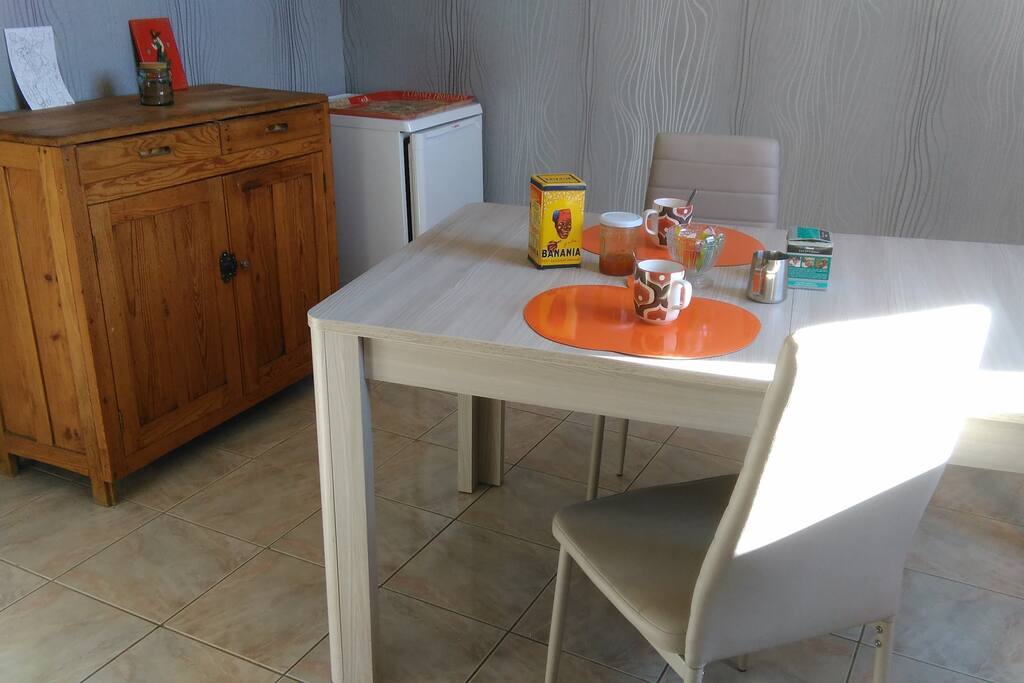 La chambre vue du côté à vivre