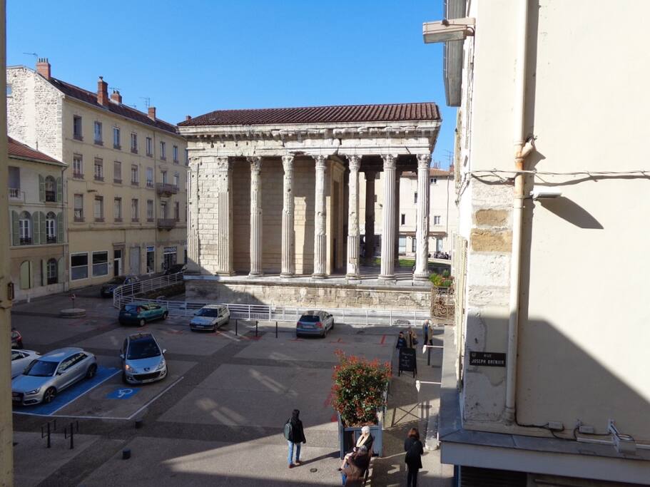 Vue sur le temple romain d'Auguste et de Livie