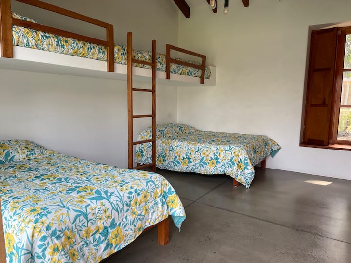 ห้องนอนที่มีเตียง 2 PLZ และ 3 เตียงจาก 1.5 PL