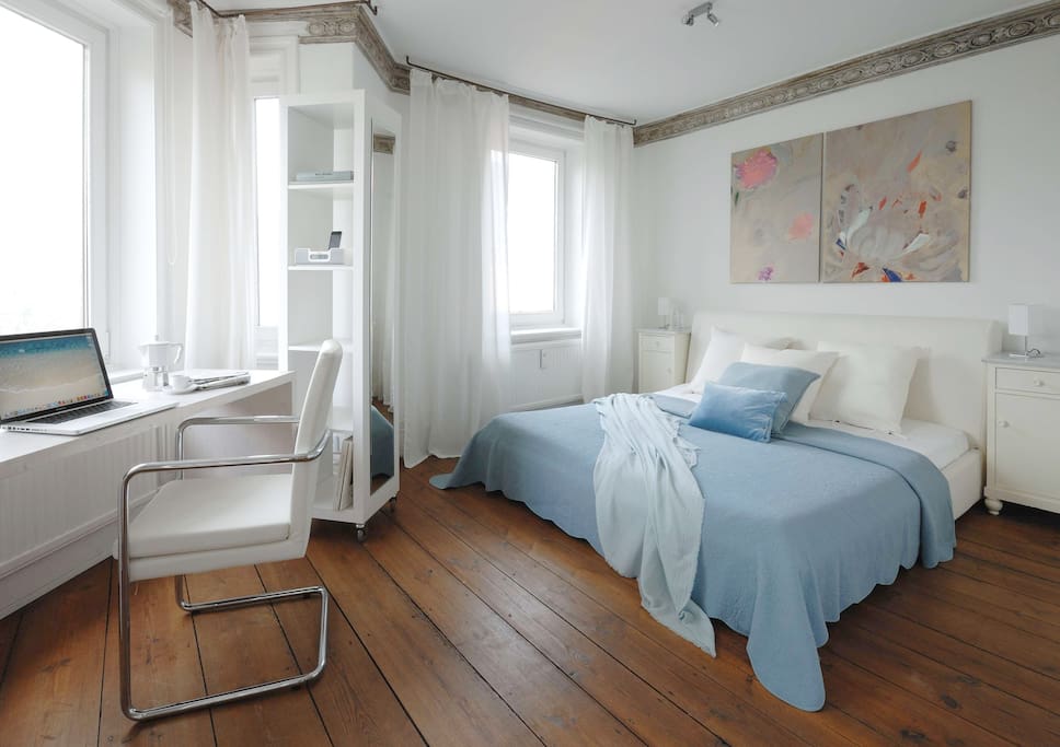 Schlafzimmer mit Arbeitsplatz