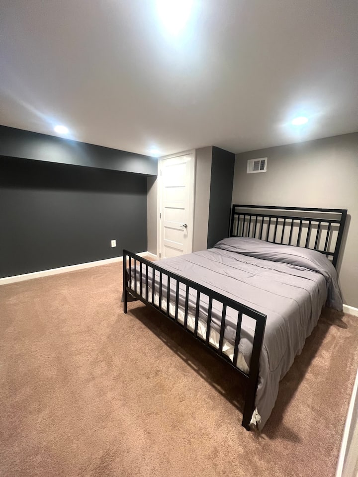 מיטה זוגית 

(שימו לב, במרתף יש תקרות נמוכות)