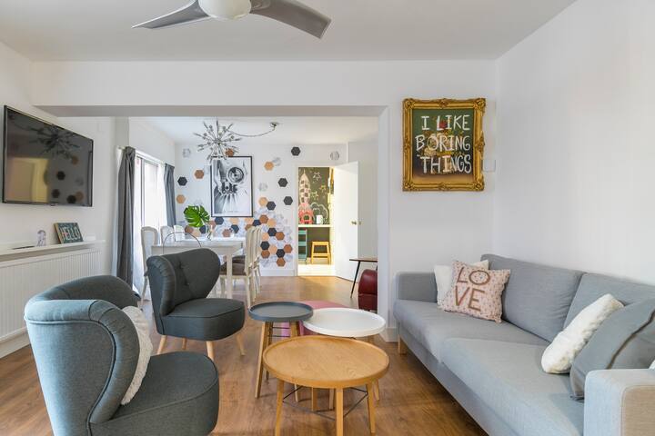 Newly refurbished (1720 ft2/160 m2) amazing apart