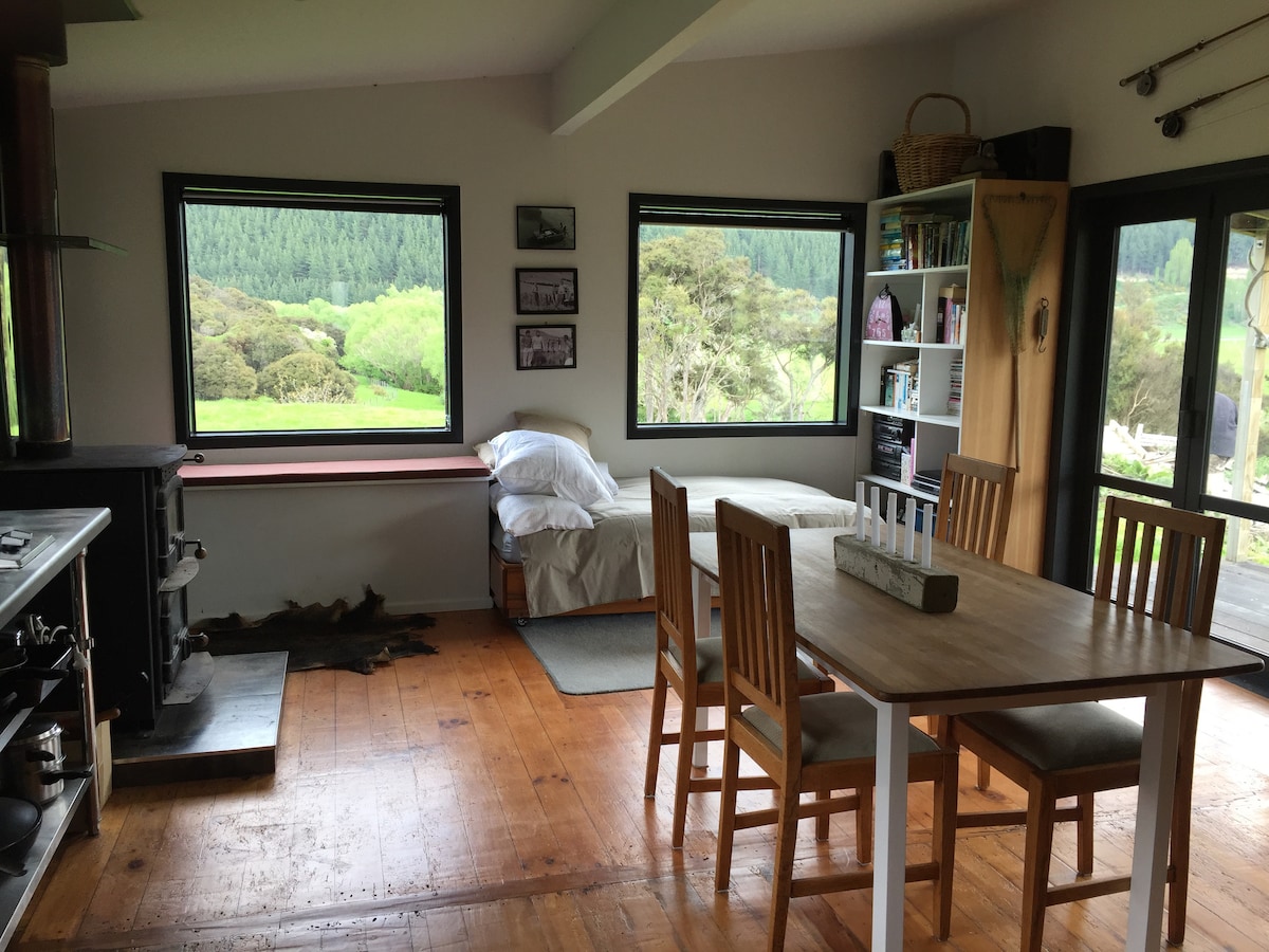 Successful Airbnb property: Stableburn Cottage: Unique off-grid family bach in Central Otago District West