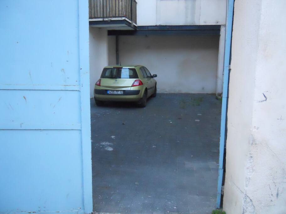 la cours de l'immeuble servant de parking privé et fermé..