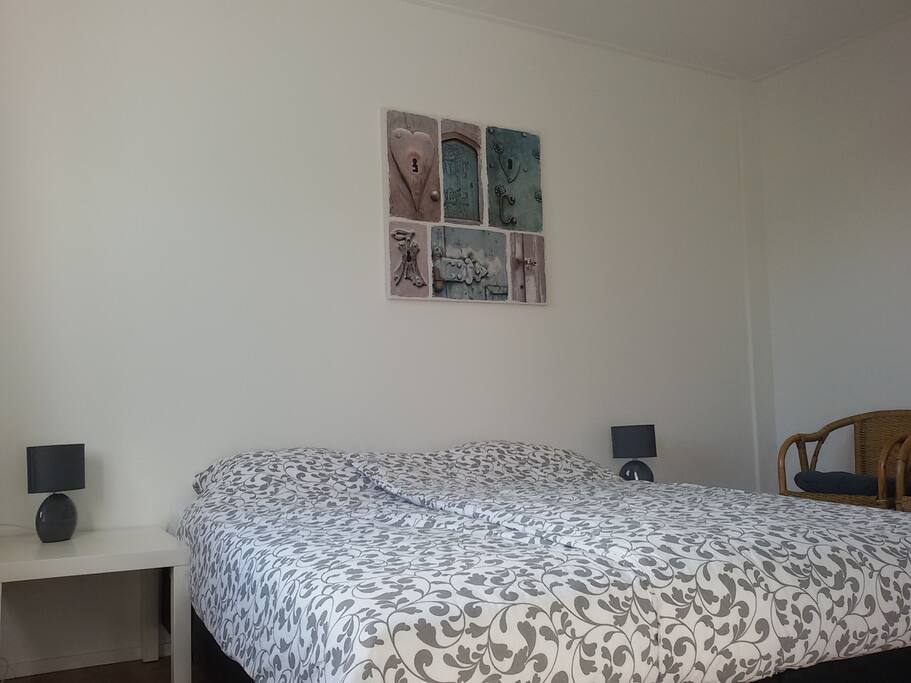 slaapkamer 2, ook voor 2 personen, ook hier kan een 3e bed bijgeplaatst worden.