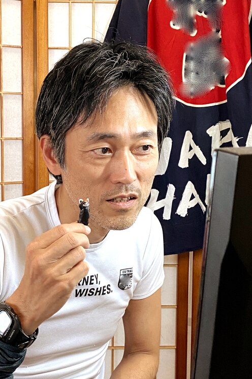 Show full-screen, host-provided image