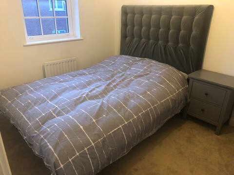 Spacious Double Bedroom - free off-street Parking