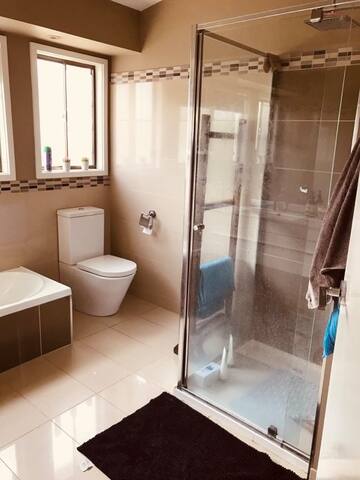 Entire home, sleeps 8, 15 min walk to beach gallery image 5