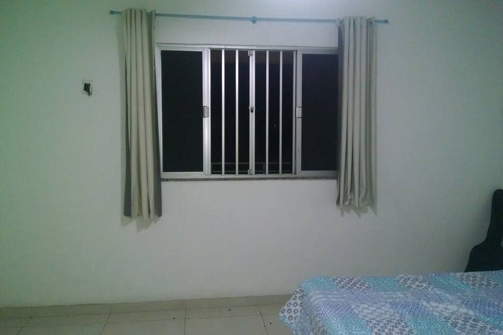 Janela com blackout. Parede com escápula para rede.