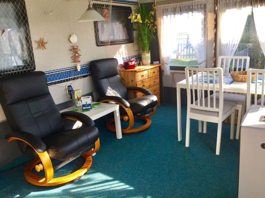 Gemütliche Relaxsessel, Esstisch, Radio, Sideboard, u.s.w