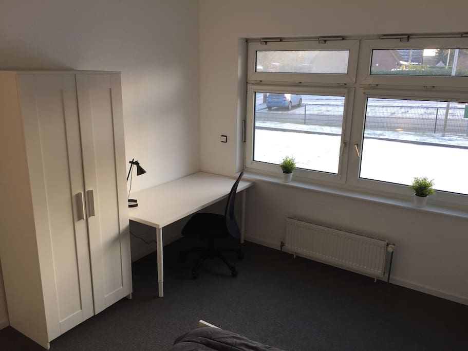Helles Zimmer mit 2 Großen Fenstern.