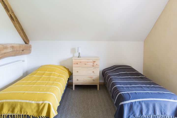 La chambre mezzanine avec ses 4 lits simples