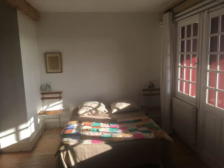 Ორ ოთახს აქვს ტერასები ორ სართულზე