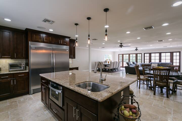 Luxury Villa W/4 BD huge backyard safe~quite gallery image 3