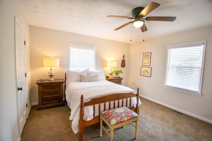 Ett av de tre rena och inbjudande sovrummen. Varje rum har sin egen garderob och sittgrupp.