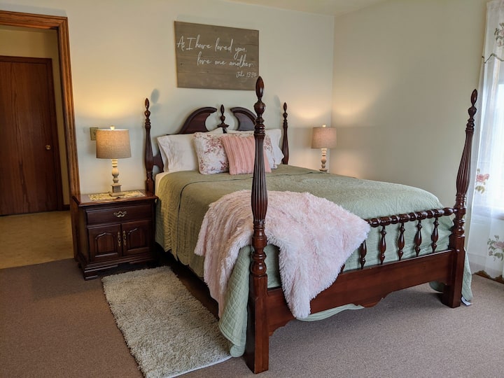 主卧室有毗邻的卫生间。