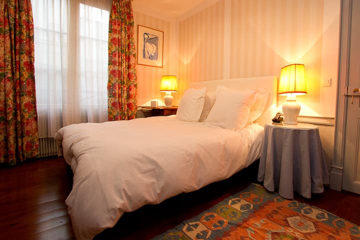 Super Schlafzimmer! Alles neue und frische Bettwäsche 1000 Thread mit luxuriöser Baumwolle für deinen Komfort, aber auf dem Innenhof so weich und ruhig... in der Minute, in der du hinausgehst, sind die Galerien und der Touristen geschäftig!