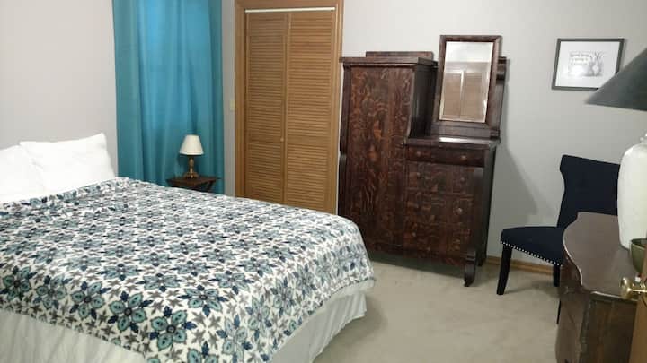 chumba cha kulala cha wageni na chifferobe ya babu yangu mkubwa